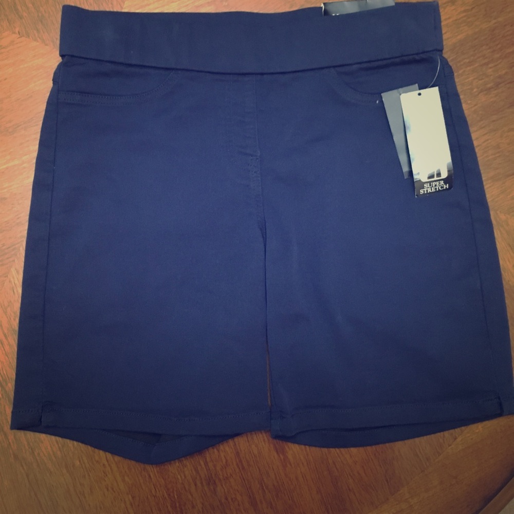 New Kim Rogers, size 6, stretchy shorts.